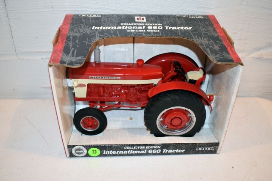 Ertl 2000 Collector Edition International 660 Tractor, 1/16th Scale With Box