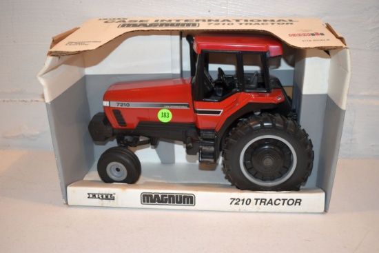 Ertl Case International 7210 Magnum Tractor, 1/16th Scale with Box, Box Has Damage