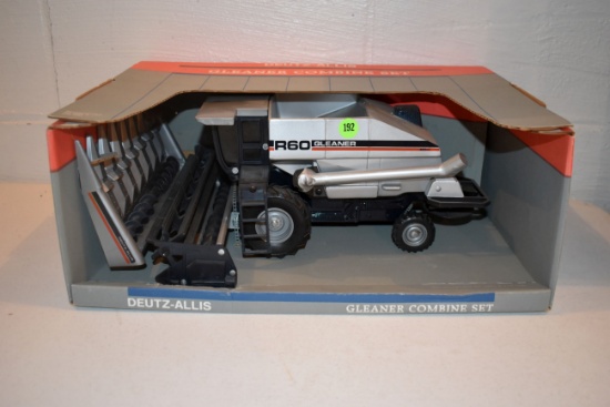 Scale Models Gleaner R60 Combine With Corn And Bean Head, With Box
