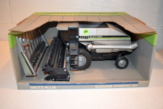 Scale Models Deutz Allis Gleaner R6 Combine With Corn And Bean Head, With Box