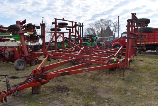 Case IH 4900 Field Cultivator, 29.5’, 3 Bar Coil Tine Harrow, Walking Tandems, Frame Measures 29.5'