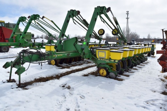 John Deere 7200 MaxEmerge 2 Planter, 24 Row 30",