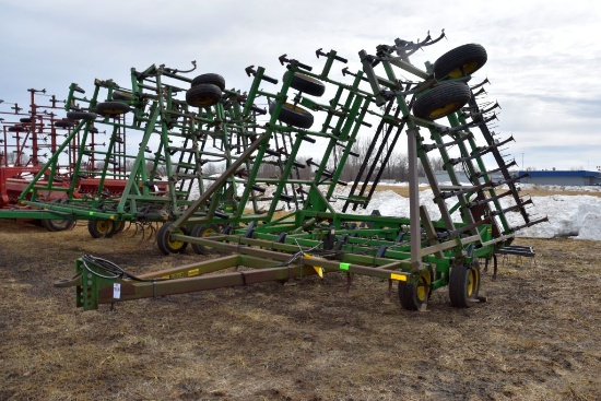 John Deere 960 Field Cultivator, 32.5', Walking T