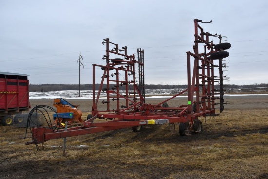 Case IH 4700 Field Cultivator, 42.5', 3 Bar Harro