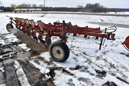 IH 710 Plow, 6 Bottom, Auto Reset, Onland Hitch,