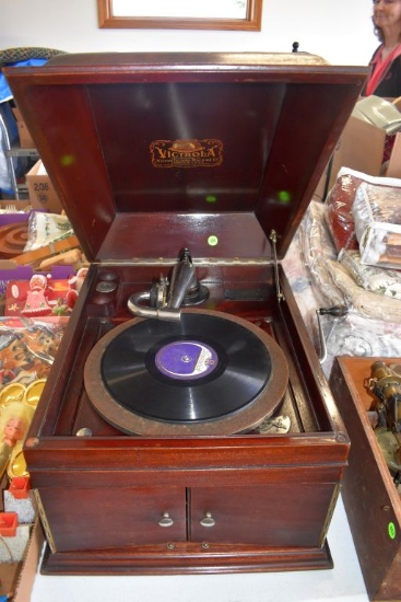 Table Top Victrola Record Player, Style VV-1X, Very Good Working Condition