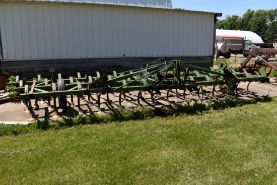 John Deere 1100 Field Cultivator, 3pt, 22’ 3 Bar Harrow, Hyd Fold