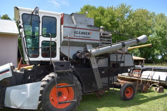 Gleaner Model K Combine, Gas, Gear Drive, HD Lift Cylinder, 16.9x26 Tires, Chopper, SN: 10145, Runs