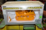 Ertl Case IH T-340 Crawler With Bullgrader 1/16th Scale With Box