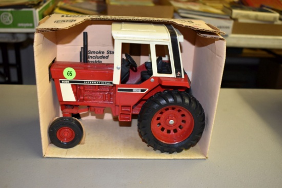 Ertl IH 1086 Tractor, 1/16th, in box, in a 1586 box