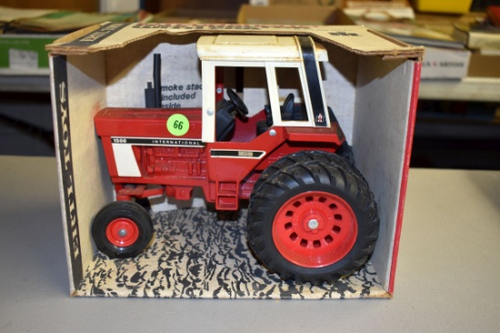 Ertl IH 1586 Tractor with Cab and Duals, 1/16th scale, in box