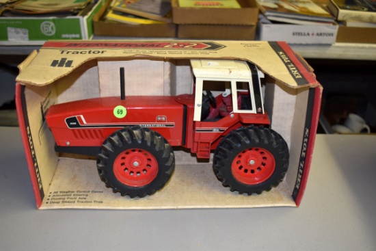 Ertl IH 3588 2+2 Tractor, 1/16th in box