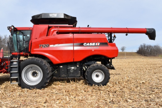 2011 Case IH 7120 Combine 2WD, 1948 Sep/2781 Engine Hours, 620/70R42 Duals, Chopper/Spreader, Field