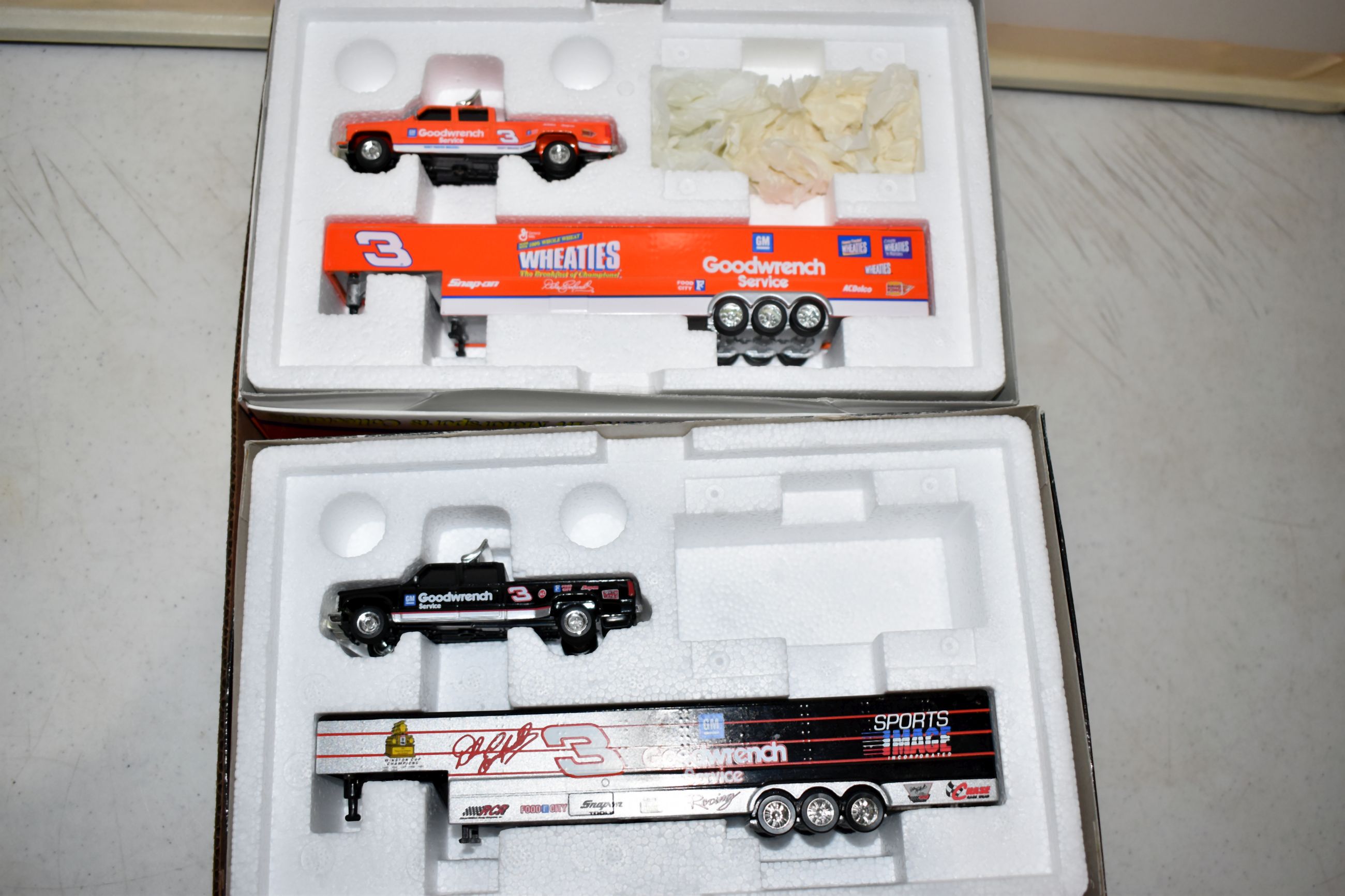人気商品は 2 Action 1/64 scale, Dually Truck with Show | Proxibid ミニカー