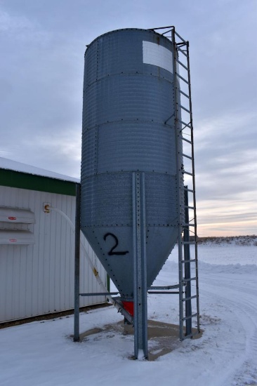 6' diameter x 4 rings tall bulk feed bin, buyer is responsible for removal and loading,
