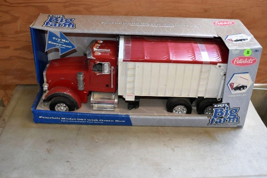 Ertl Big Farm Peterbuilt Model 367 Grain Truck