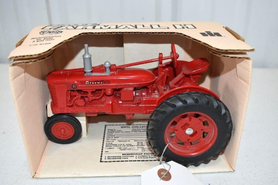 Ertl Farmall H Tractor 1/16 scale with box