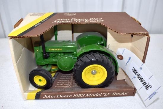 Ertl John Deere D Tractor 1/16 scale with box