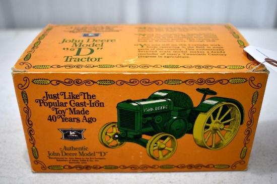 Ertl John Deere D Tractor with box