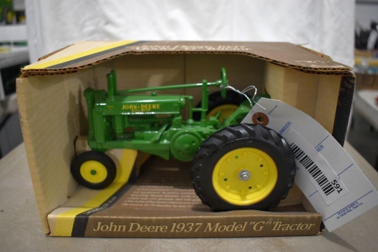 Ertl John Deere G Tractor 1/16 scale with box