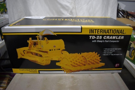 First Gear International TB 25 Crawler with Sheep Foot Compactor, 1/25, with box