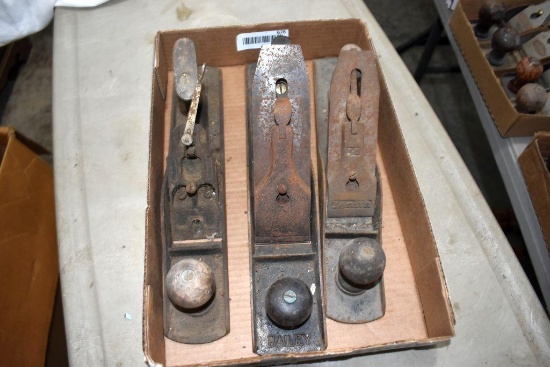 One Kenneth Ribbed, One Bailey, and 1 unmarked planes