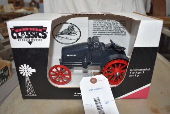 Country Classic International 8-16 Kerosene Tractor 1/16 with box