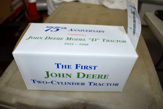 Ertl 1998 Two Cylinder Expo VIII John Deere D Tractor, 1/16th scale with box
