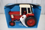 Ertl Farm Country International 1586 Tractor with Cab 1/16 scale, box