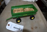 Ertl John Deere Wagon with Straw Bales