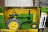 Ertl Prestige Collection John Deere Model G Tractor, 1/16th scale with box