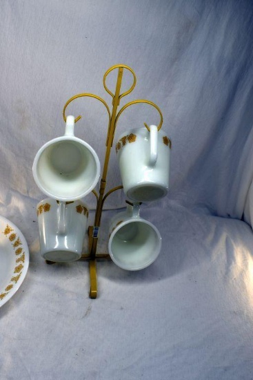 Assortment of Pyrex dishes