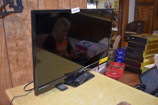 Sanyo Flat Screen TV, 32" LED, works