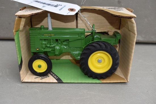 Ertl John Deere M Tractor Dubuque 1947-52 series III, with box