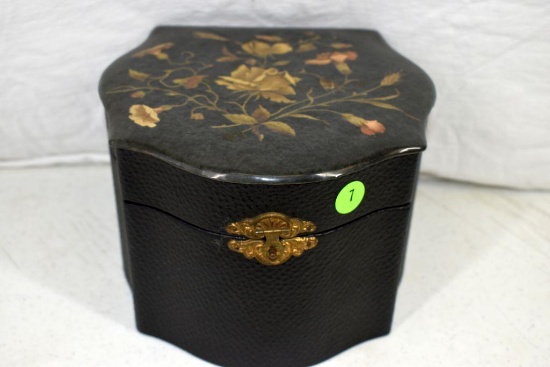 Victorian collar box