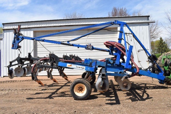 DMI 527 Ripper Setup With Hydro Engineering Manure Drag Line System, 5 Shank Injector,