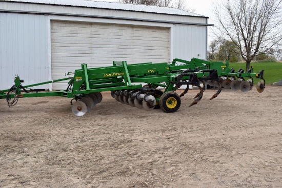 John Deere 2700 Ripper, 9 Shank, 26" Spacing, Depth Control, Rear Disc Levelers, With