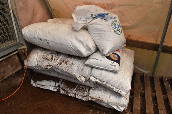 Approx. 10 bags of Perlite, located in GH 52