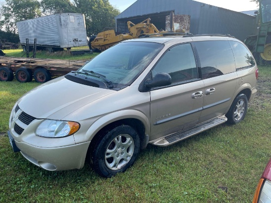 2001 Dodge Caravan Sport mini van, 124,959 miles, auto, cloth, AM/FM CD radio, PW, PL