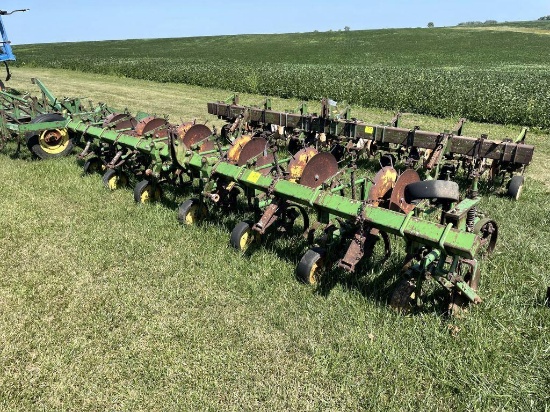 John Deere 6 row 30" row crop cultivator, 3pt. Rolling Shields, Stabilizer Discs