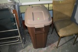 Rubbermaid garbage can with 2 wire shelves