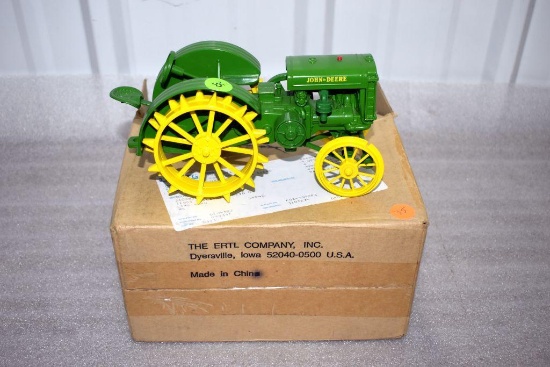 Ertl John Deere D Tractor on Steel, Two-Cylinder Expo VIII 1998, with shipping box, 1/16th scale