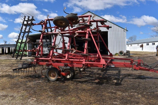 Case IH 4800 Field Cultivator, 28.5', Good Sweeps, 3 Bar Harrow