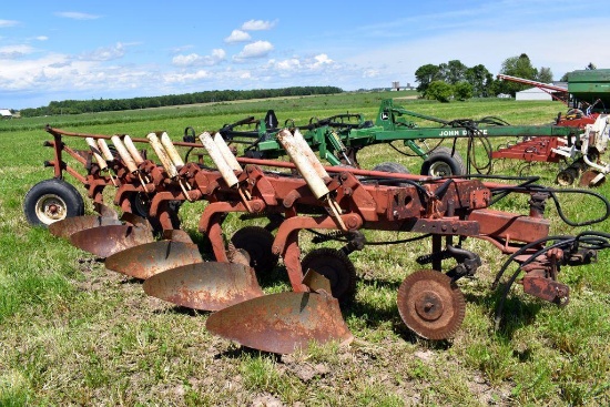 IH 720 Plow, 5 x 18"s, Auto Reset, 3pt., Coulters