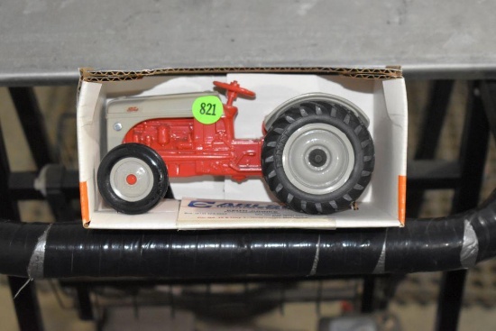 Ertl Ford 8 N 1/16 Scale w/Box