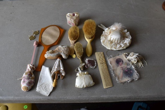 Vintage Art Gecko Dresser Set And Assorted Dresser Items