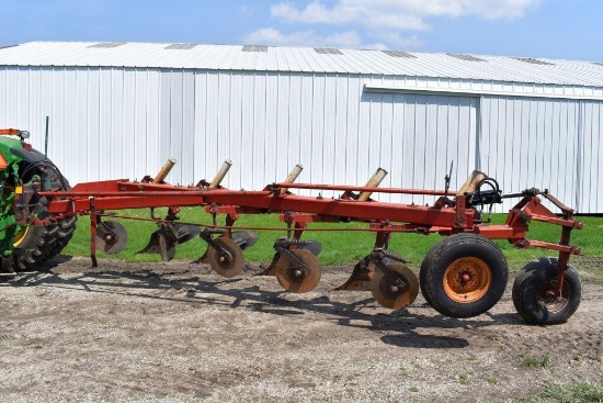 International 720 Plow, 5 x 20's, Coulters, In-Furrow