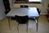 Kitchen table with 4 matching chairs, in very nice shape, 36
