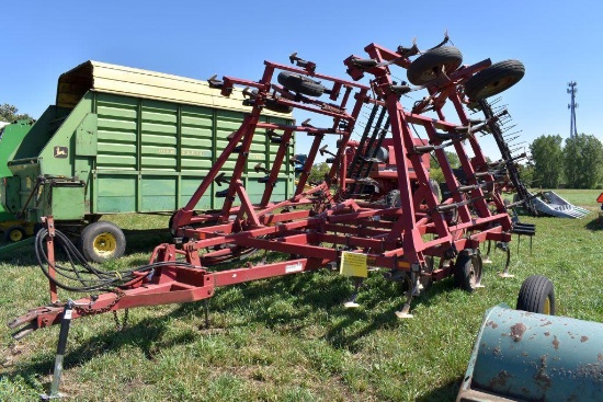 Case IH 4800 Field Cultivator, 28.5', 3 Bar Harro