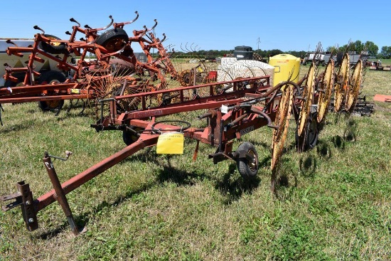 Hesston 12 Wheel V-Rake, Hydraulic Fold